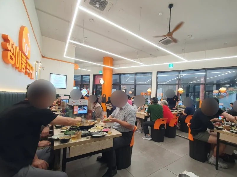Salón lleno de clientes a la hora de comer