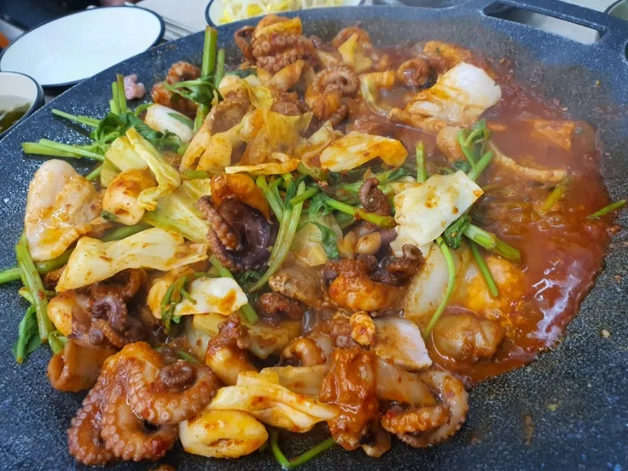 Jjukkumi picante y panceta de cerdo negro sobre la plancha
