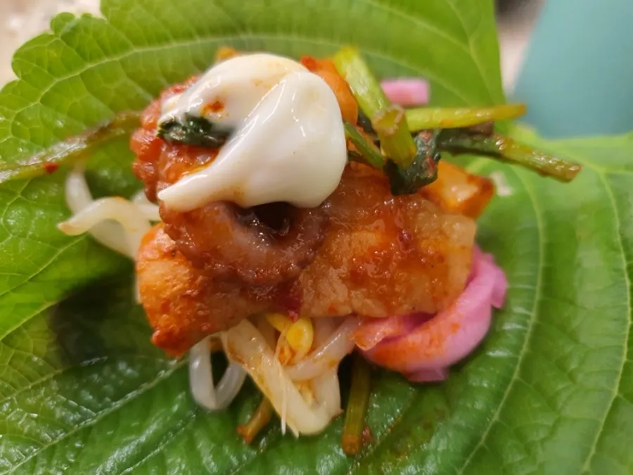 Jjukkumi y panceta cocinándose en la plancha