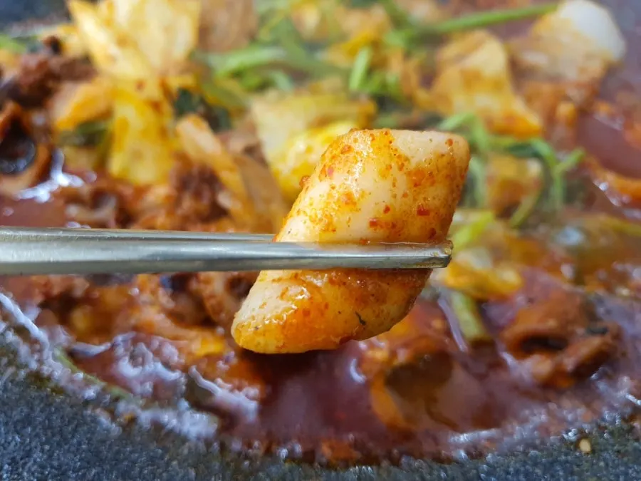 Jjukkumi bien impregnado en salsa picante