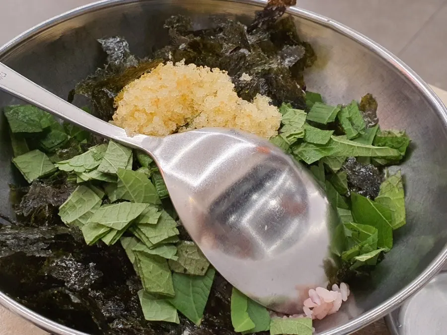 Arroz frito con huevas salteándose en la salsa restante