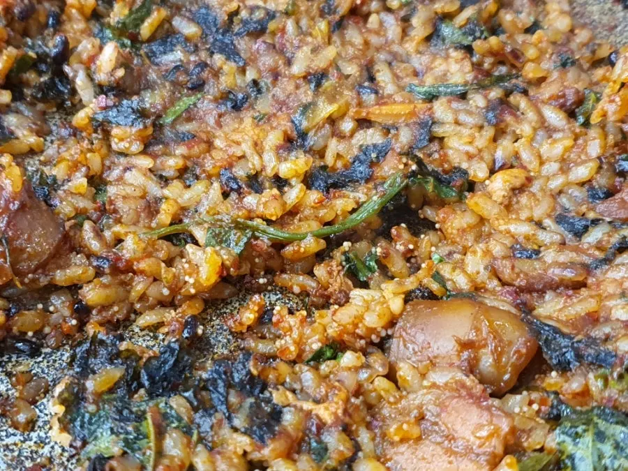 Alga tostada a un lado de la plancha junto al arroz frito