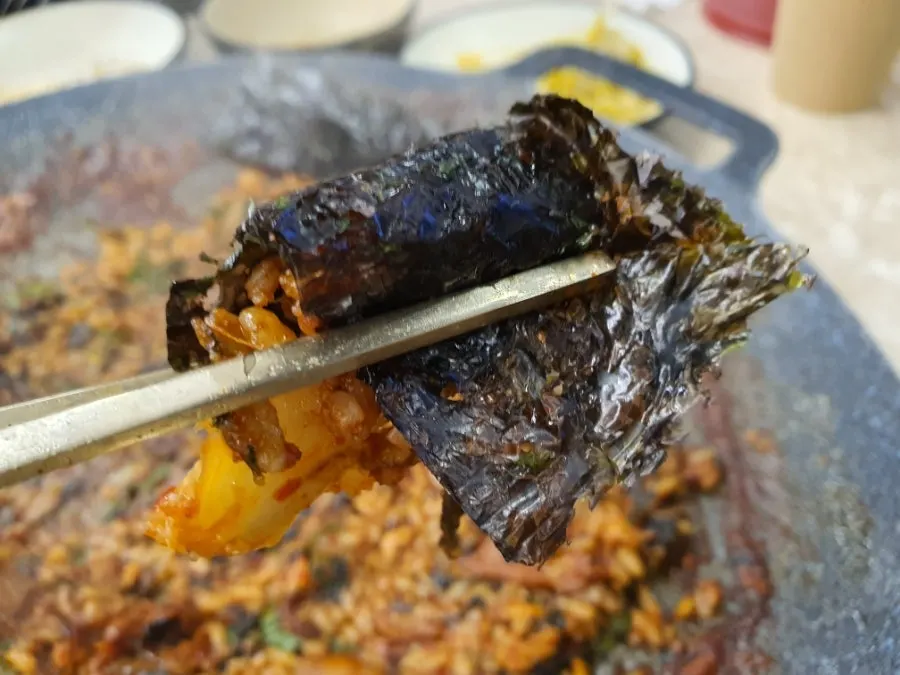 Arroz frito con huevas de pez volador terminado