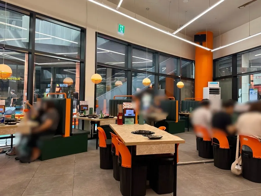 Pintu masuk Jeongipum Jjukkumi Gwangmyeong 1st Branch di bagian dalam alun-alun utama AK Plaza