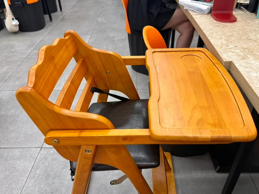Ruang duduk dengan kursi sofa empuk