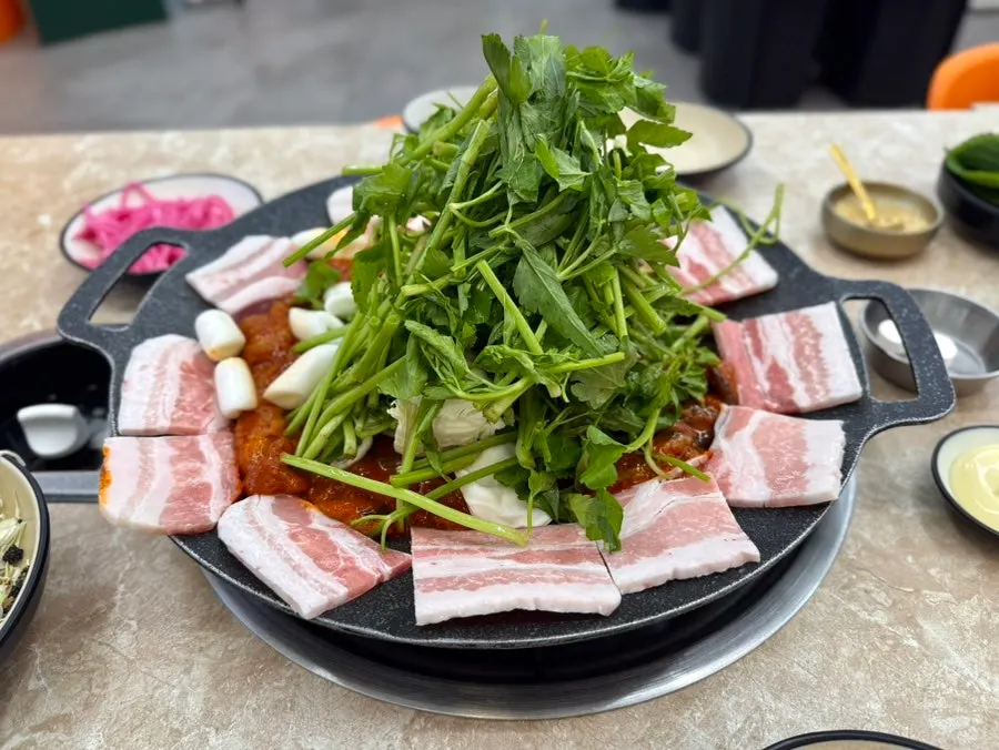 Meja jjukkumi-samgyeop yang sudah disiapkan sebelumnya
