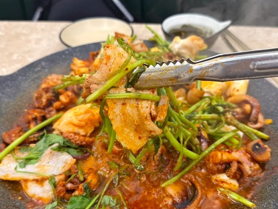 Proses memasak jjukkumi panggang dengan minari berlimpah