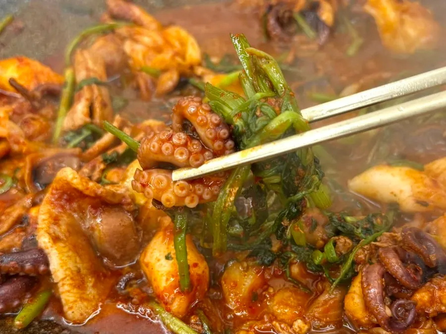 Gyeranjjim dimakan bersama jjukkumi-samgyeop pedas