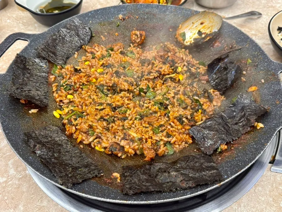 Nasi goreng telur ikan terbang mulai ditumis di wajan