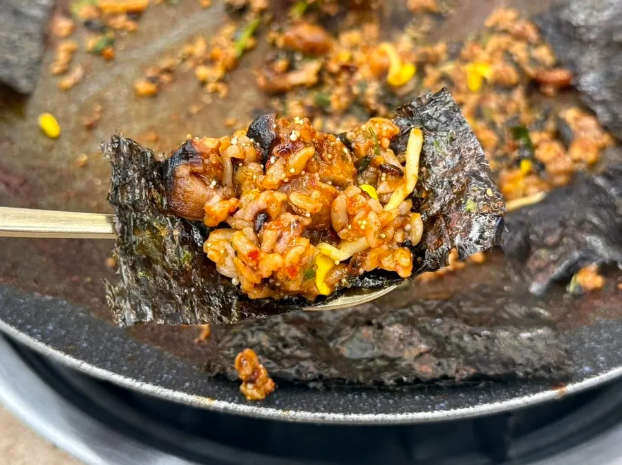Nasi goreng telur ikan terbang disajikan dengan rumput laut panggang