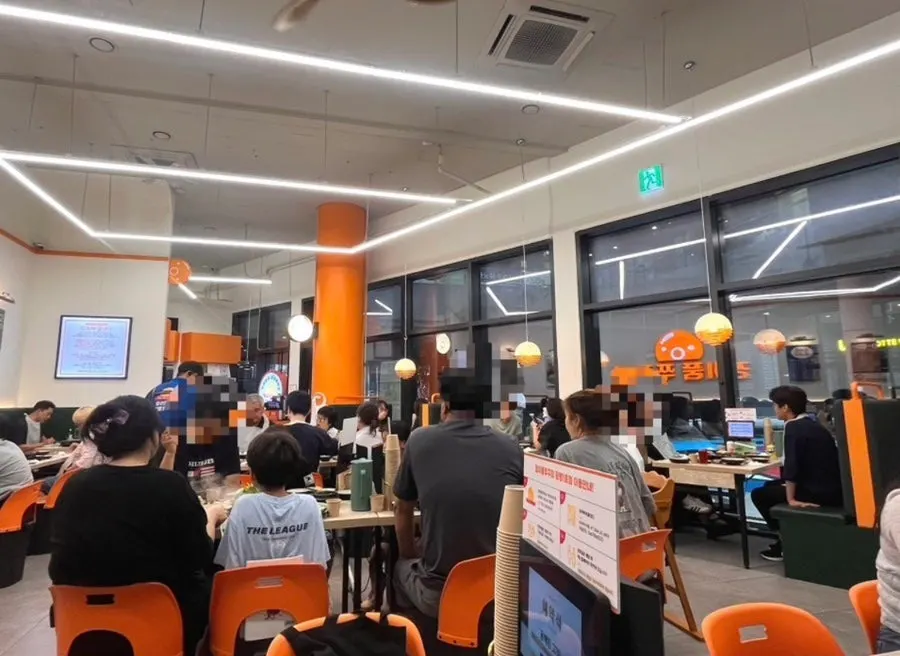월요일 저녁 손님으로 가득 찬 매장 내부