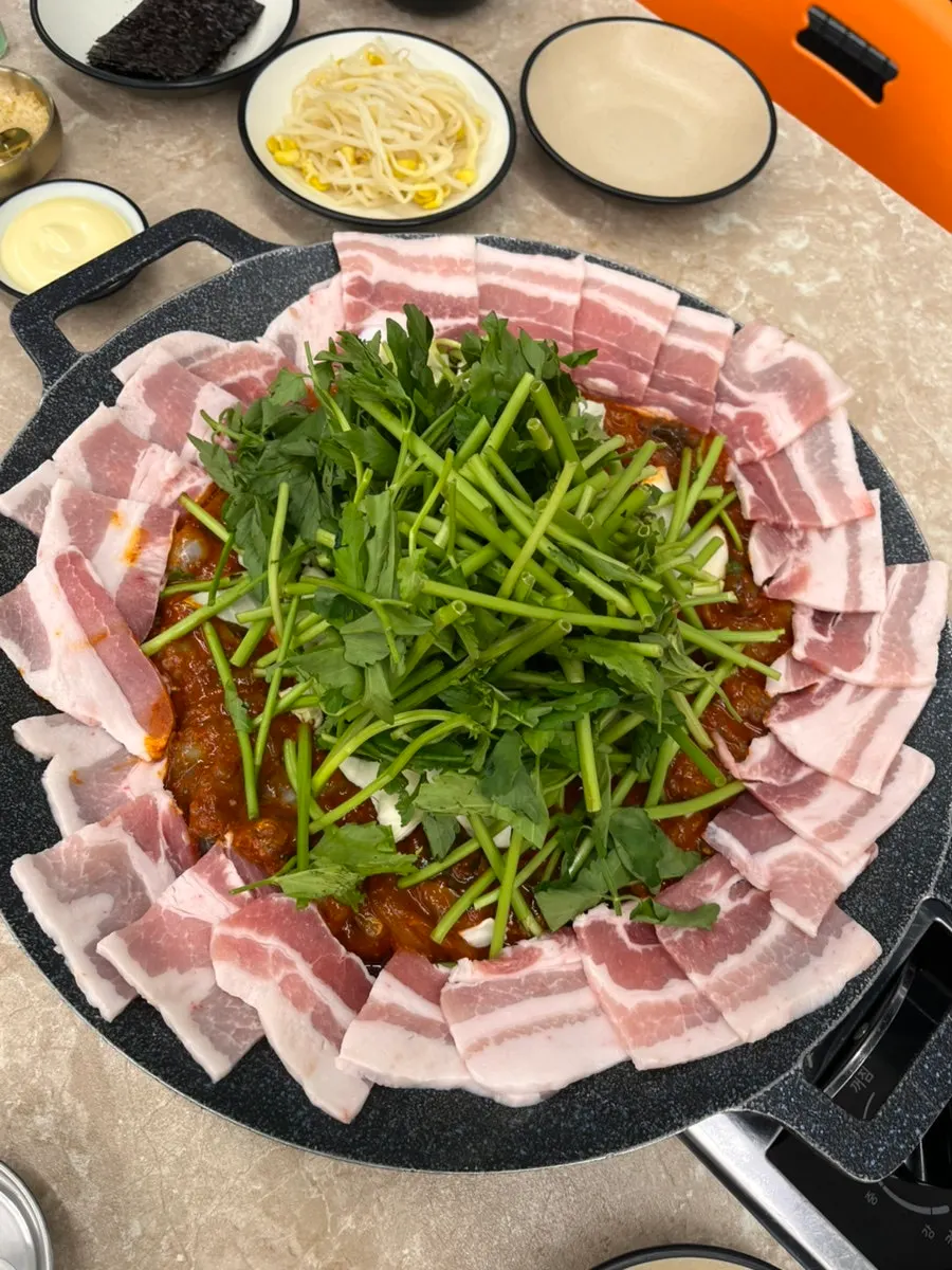 철판 쭈꾸미와 흑돼지 삼겹, 미나리 상차림