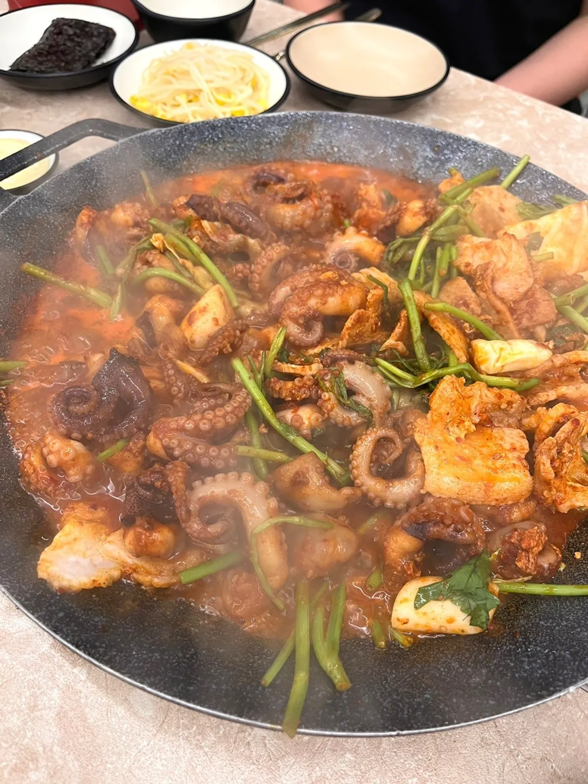 자글자글 끓고 있는 철판 쭈꾸미와 흑돼지 꽃삼겹