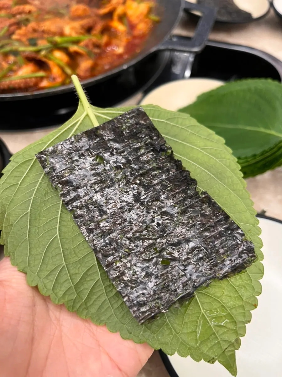 깻잎과 김 위에 올린 쭈꾸미 한 쌈
