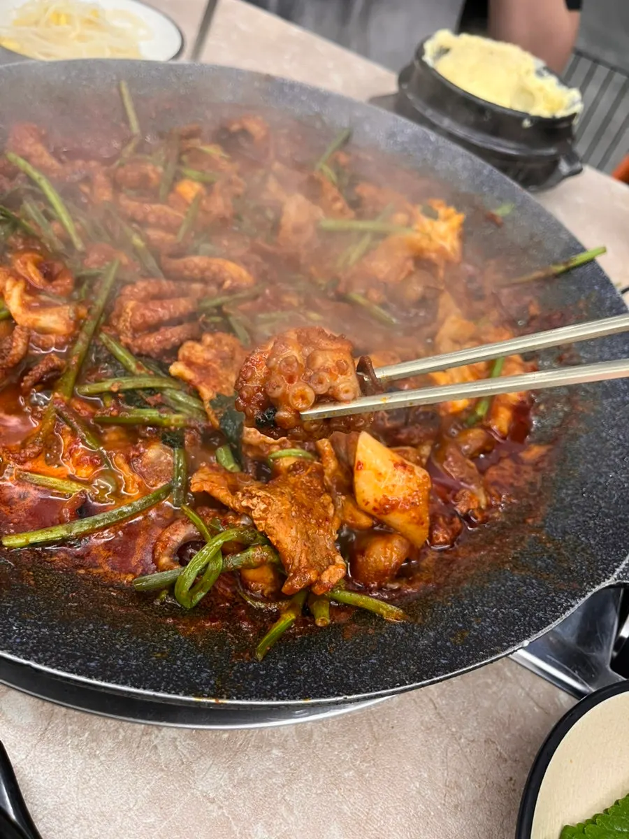 제철이라 통통한 쭈꾸미 한 점