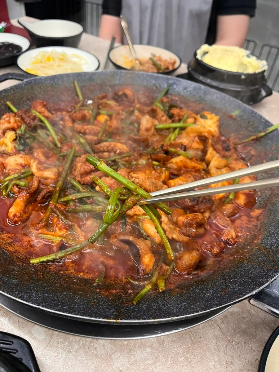 흑돼지 꽃삼겹 한 점과 미나리