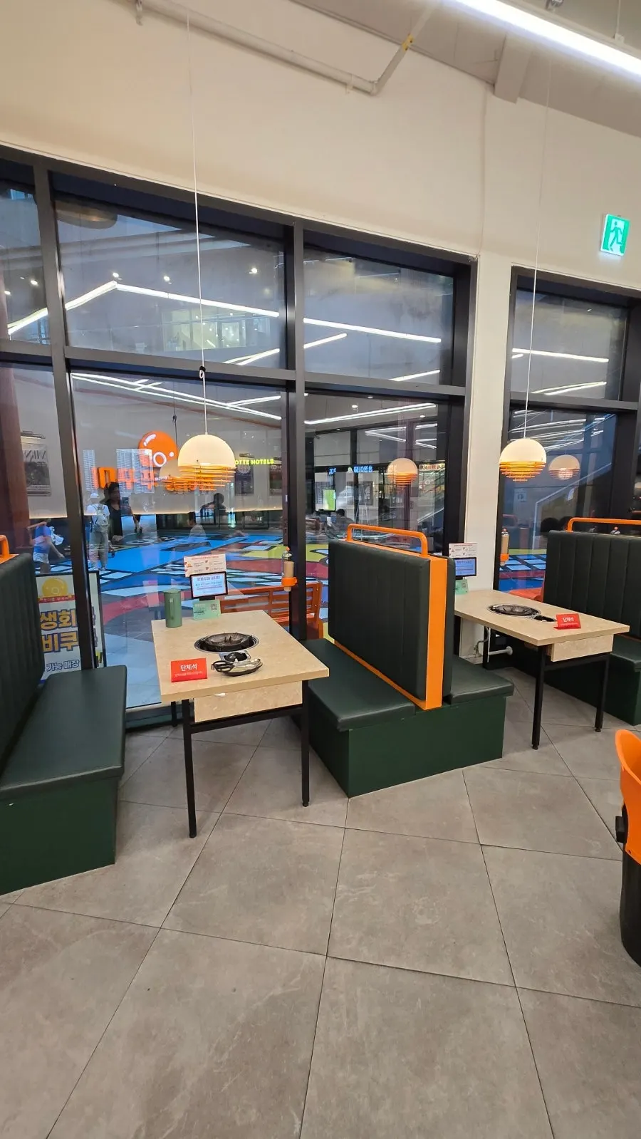 Seating area in the expanded Jeongipum Jjukkumi Gwangmyeong 1st Branch
