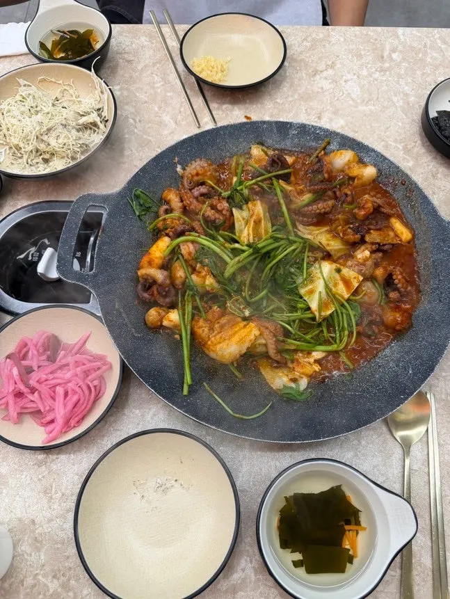 The spicy hot-plate jjukkumi cooking