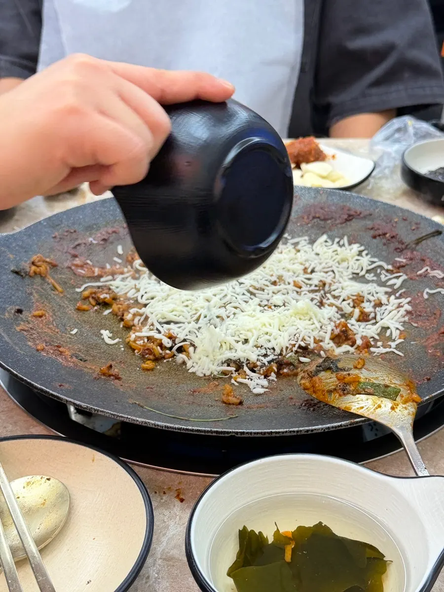 Jjolmyeon noodles simmered in the thickened broth