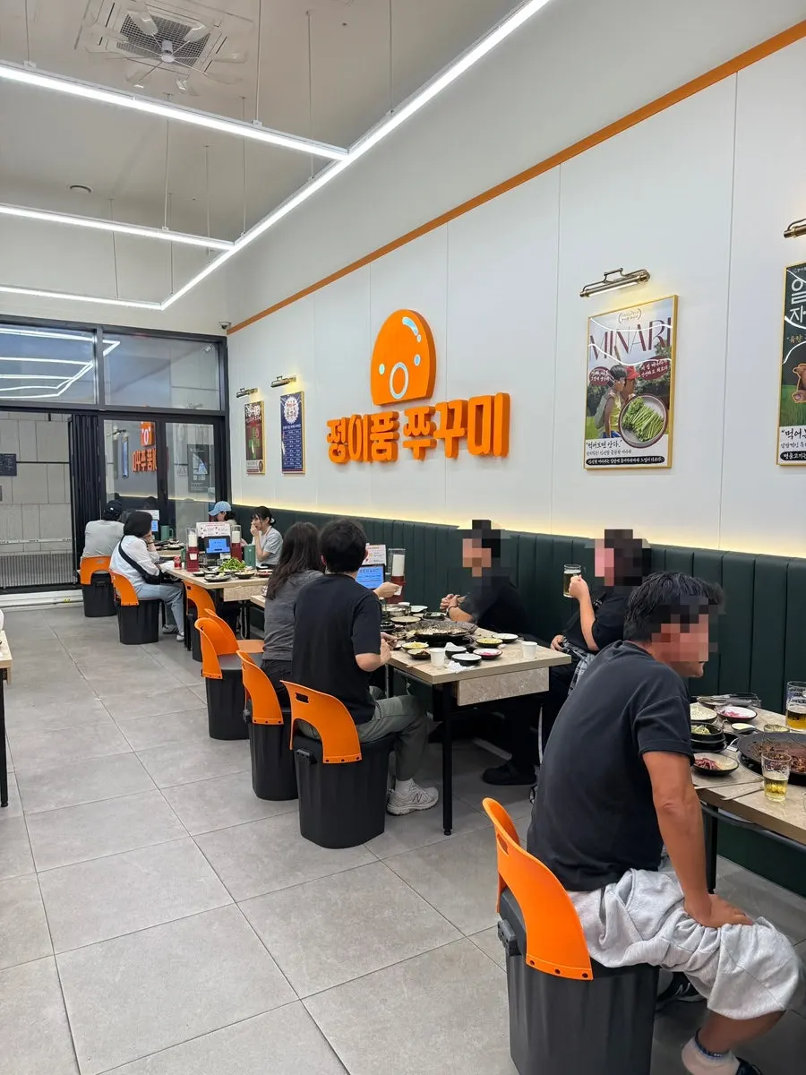 Spacious, bright seating inside Jeongipum Jjukkumi Gwangmyeong 1st Branch