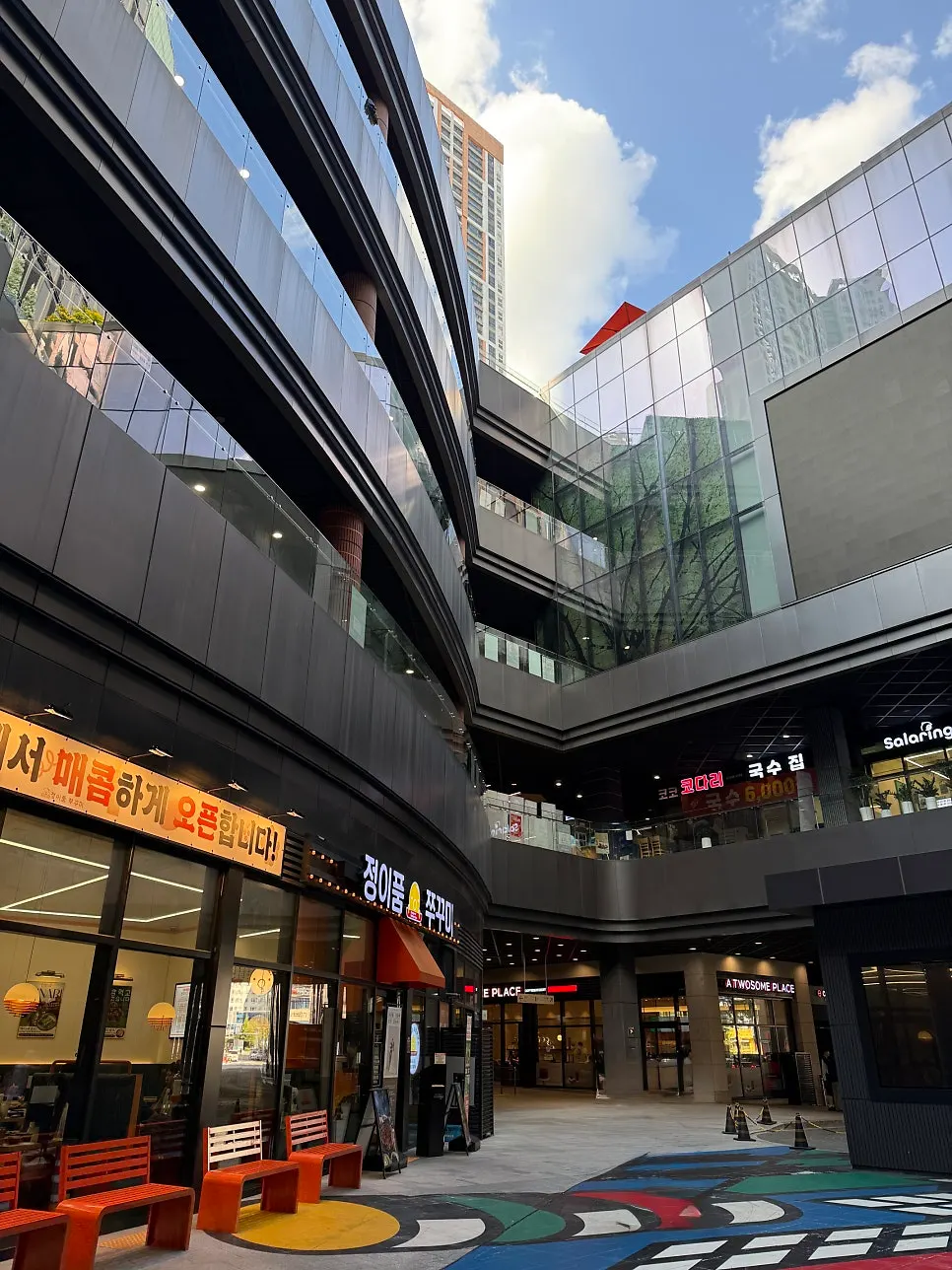 Interior of the expanded, more spacious Jeongipum Jjukkumi Gwangmyeong 1st Branch
