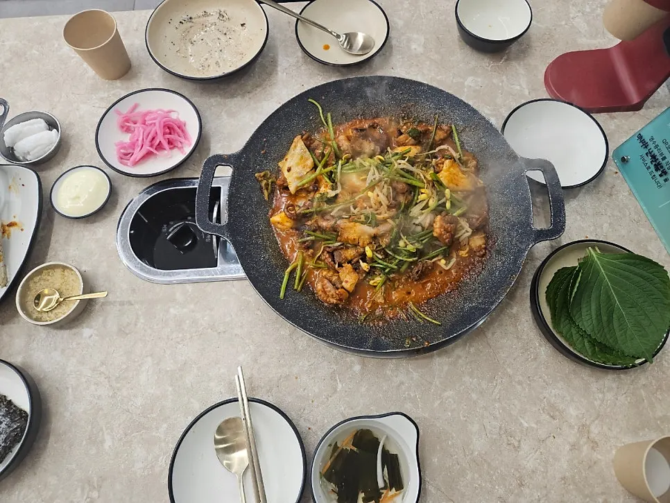 Satu set cheolpan jjukkumi yang sedang dimasak