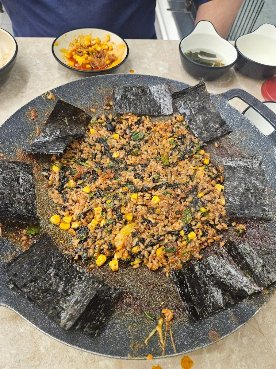 Nasi goreng telur ikan terbang yang digoreng staf