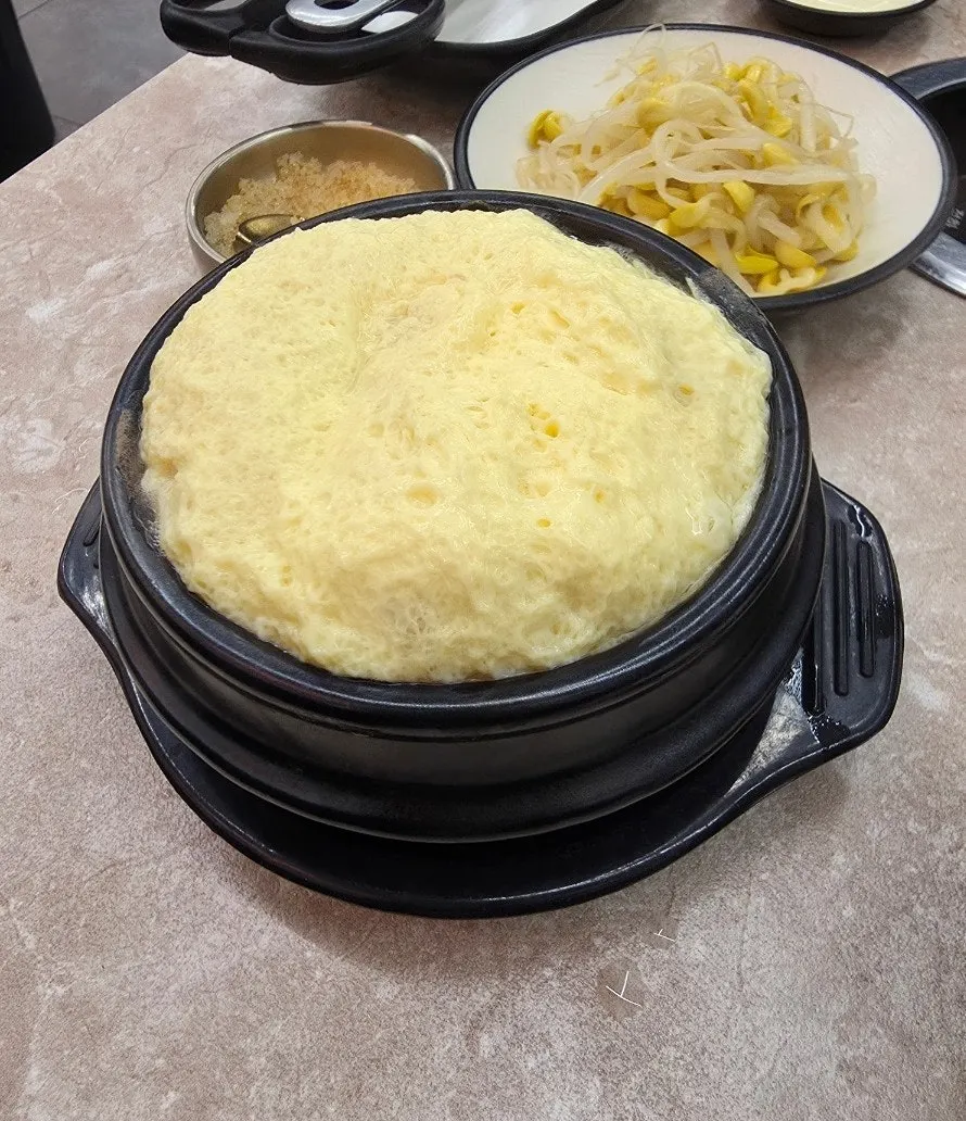 Staff member cooking the griddled jjukkumi