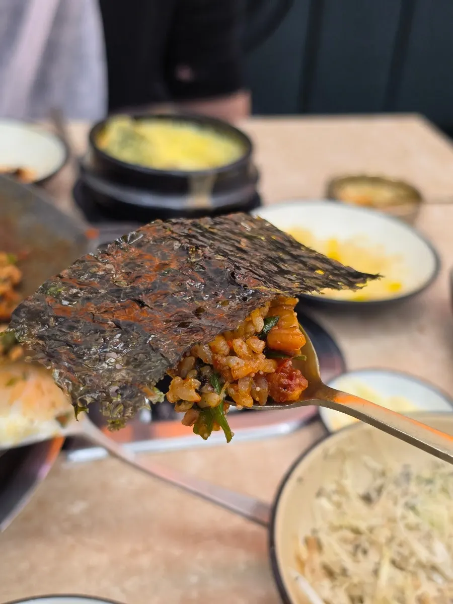 Wrapping fried rice in roasted gim