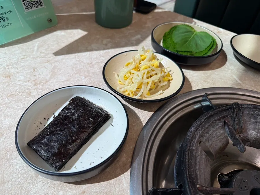 정갈하게 담긴 밑반찬 접시