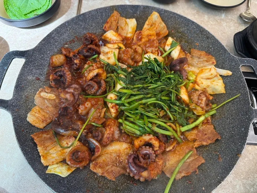 쫀득한 쌀떡과 매콤한 쭈꾸미 양념