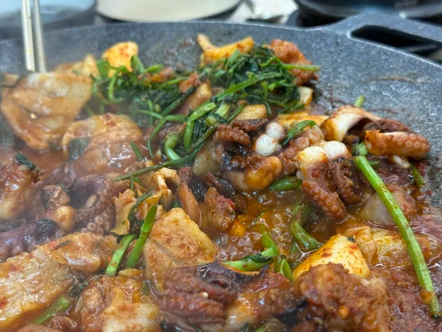 둘이 먹기 좋은 양의 철판쭈꾸미 상차림
