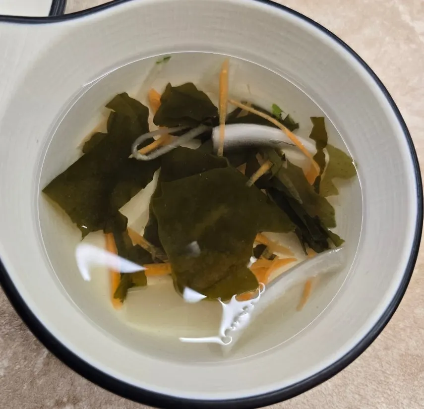 Cold seaweed soup for cleansing the palate