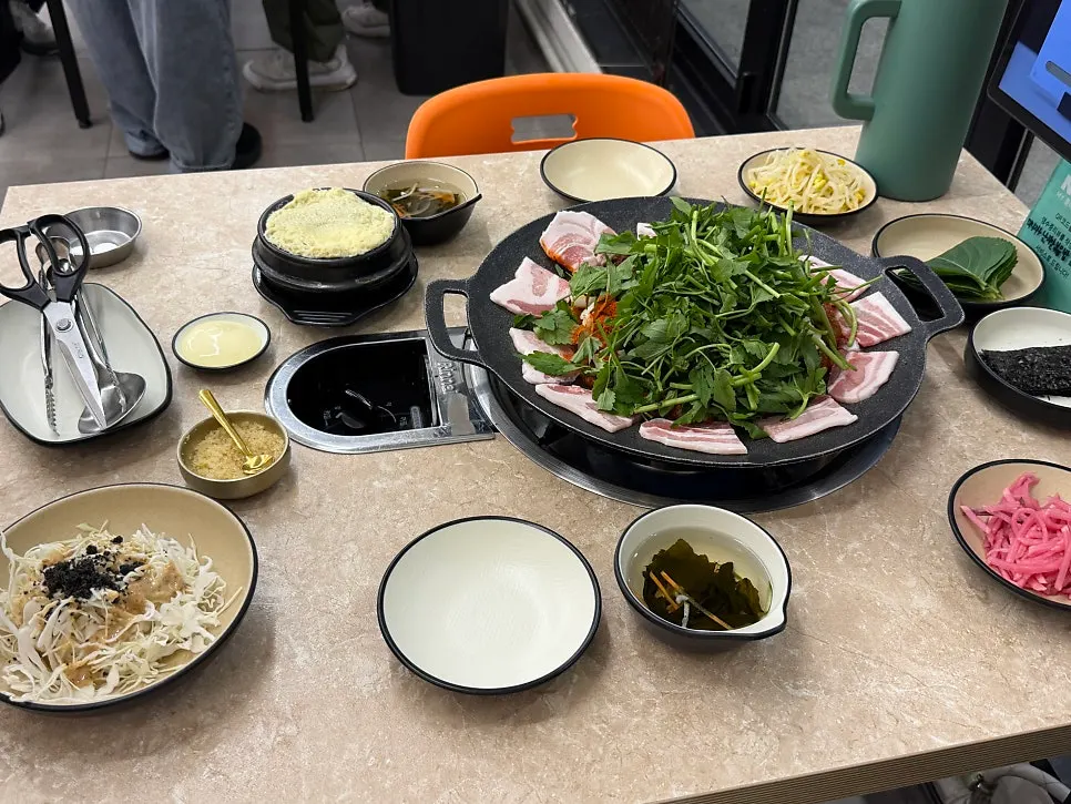 기본 맵기로 주문한 쭈꾸미와 돼지고기 철판