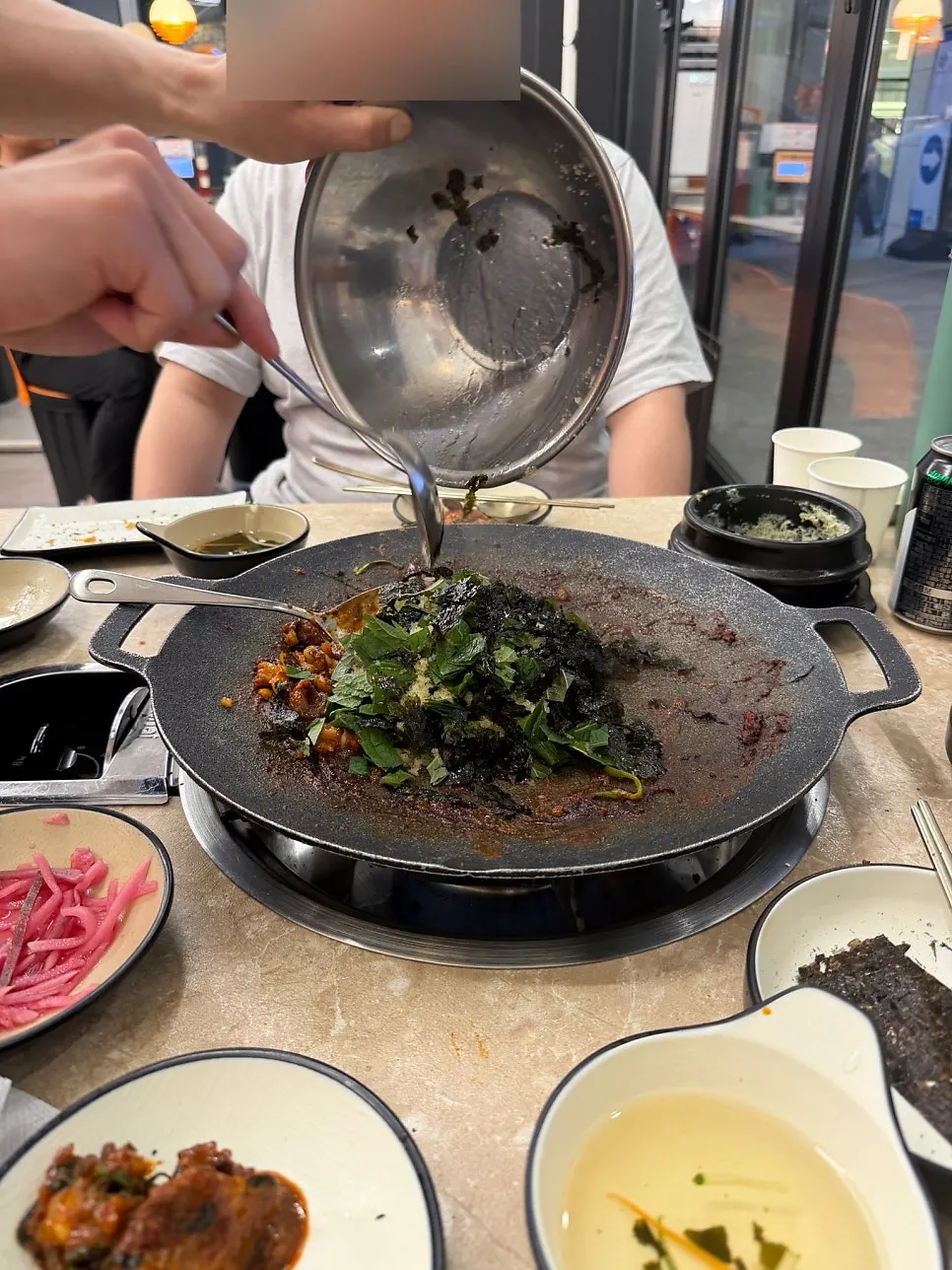 김과 깻잎을 넣어 볶은 날치알 볶음밥