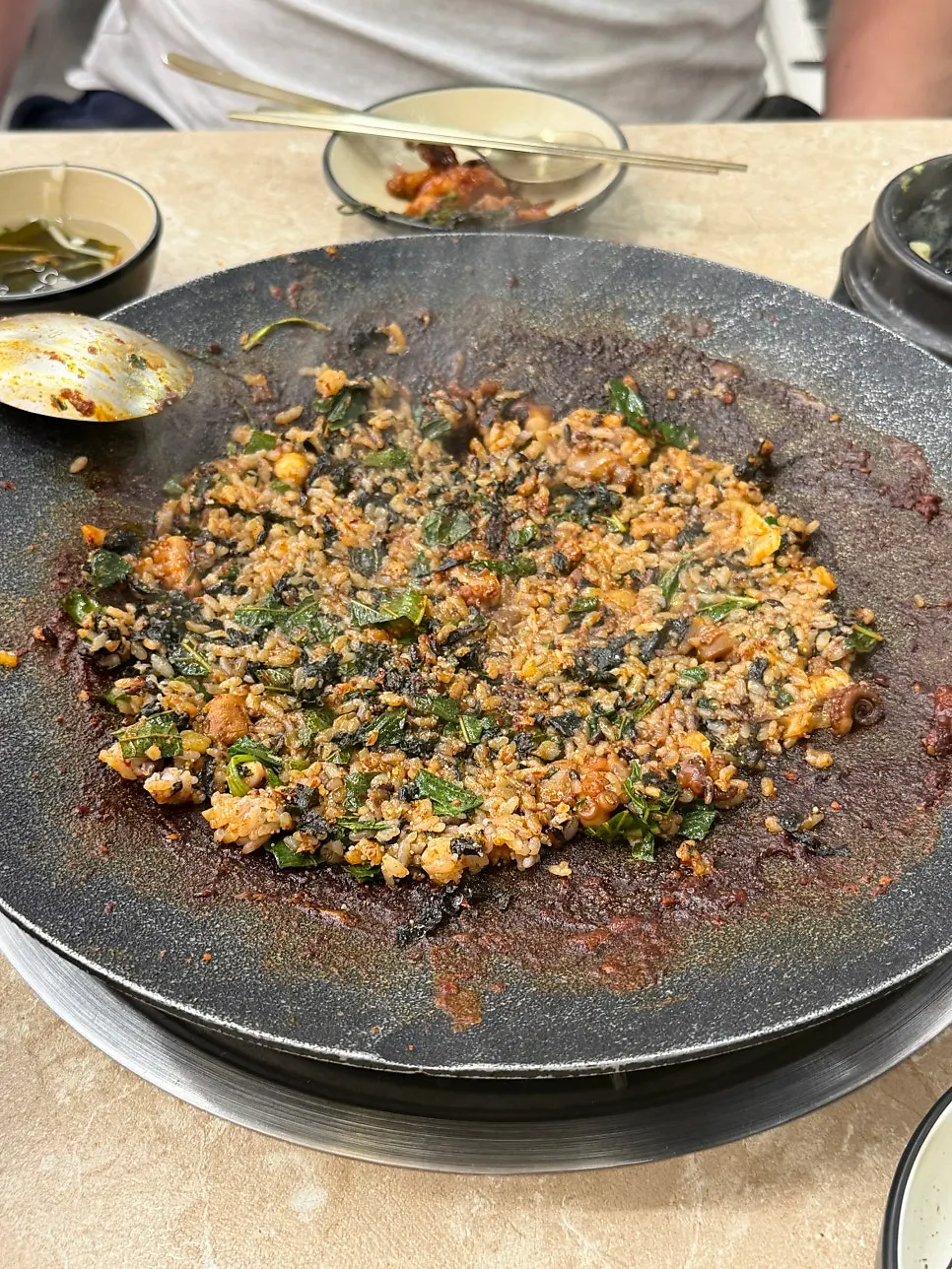 직원이 철판을 봐주는 테이블 모습