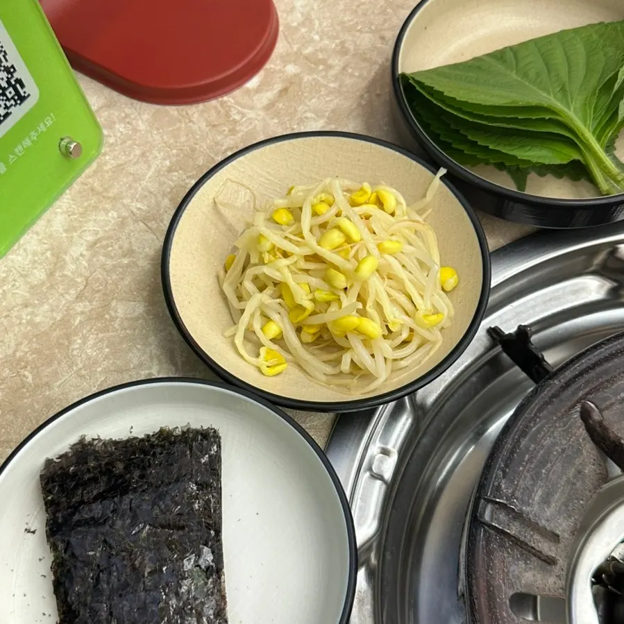 Complimentary side dishes for a jjukkumi meal