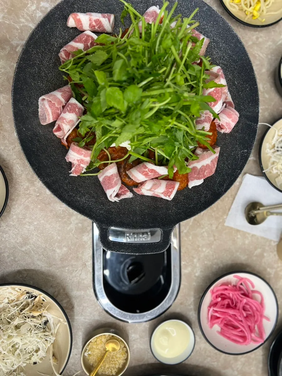Griddled jjukkumi with shallow broth and rice cakes