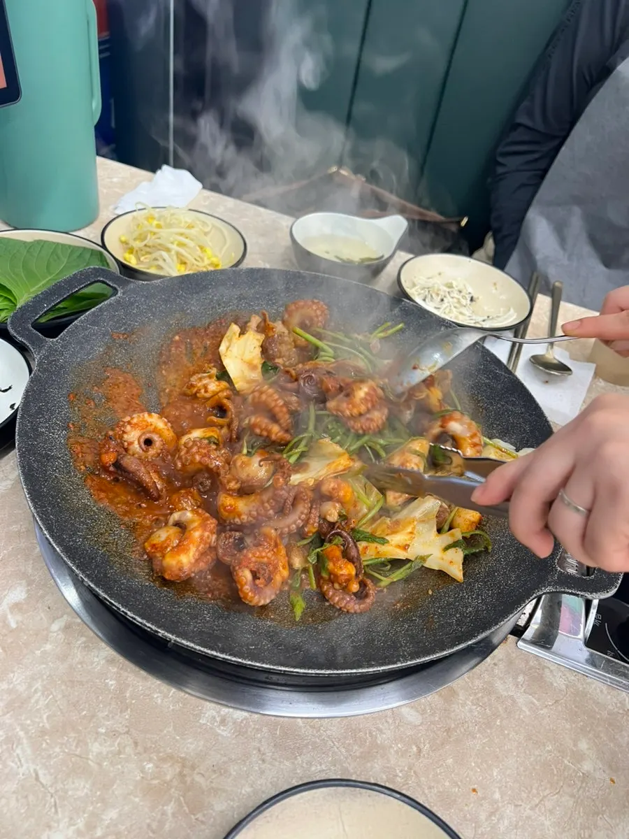 White sauce served alongside the jjukkumi