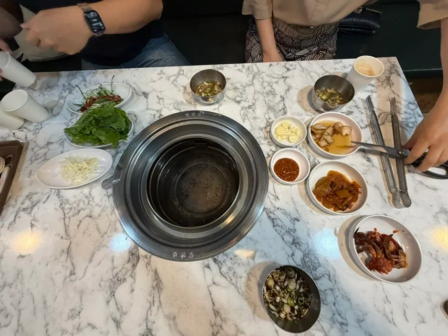수작업으로 포를 뜬 양념 갈비 접시