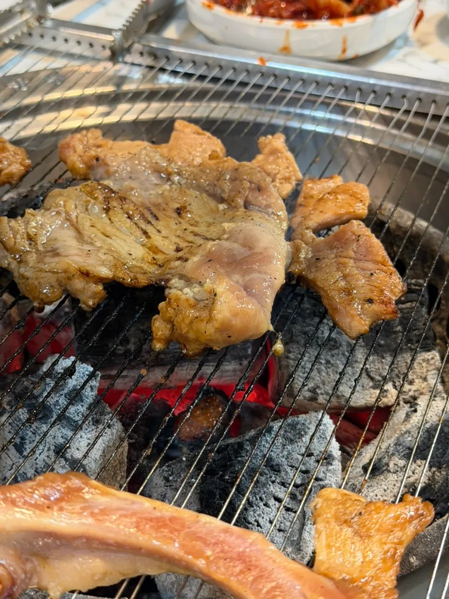 불판에 올린 양념 갈비 세로 사진