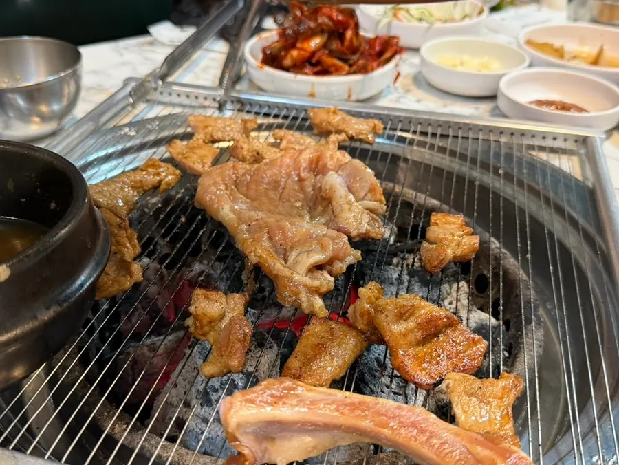 숯불 불판 위에서 익어가는 양념 갈비