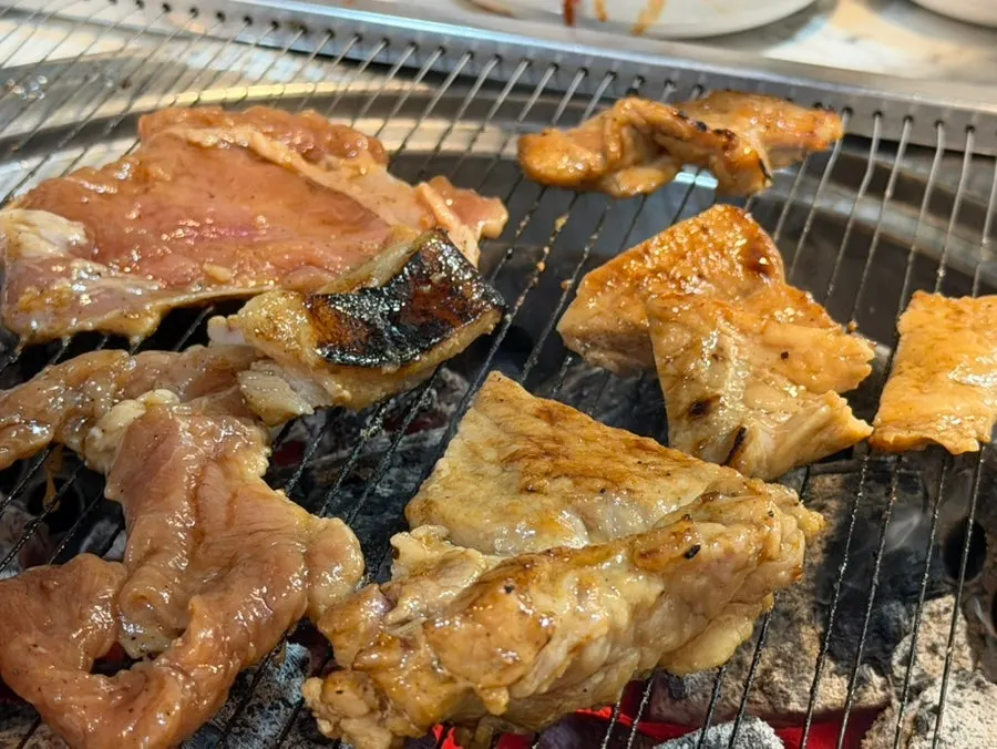 구워지는 갈비와 반찬이 놓인 상차림