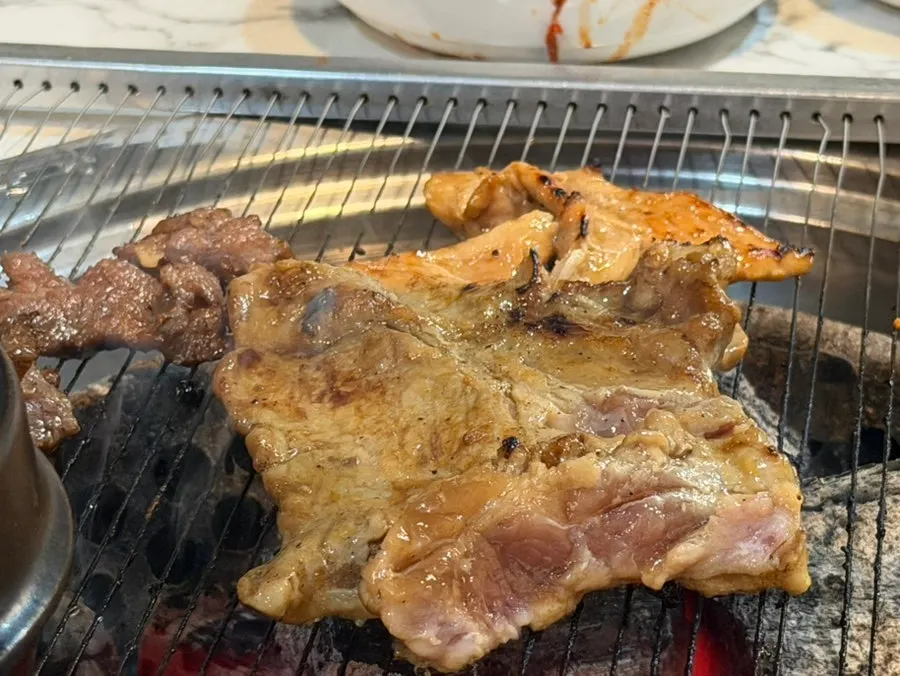 노릇하게 구워진 양념 갈비 클로즈업