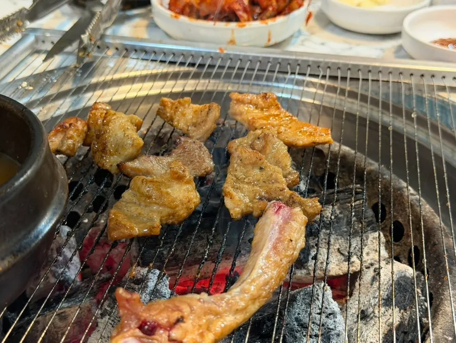 양념이 속까지 밴 갈비 한 점