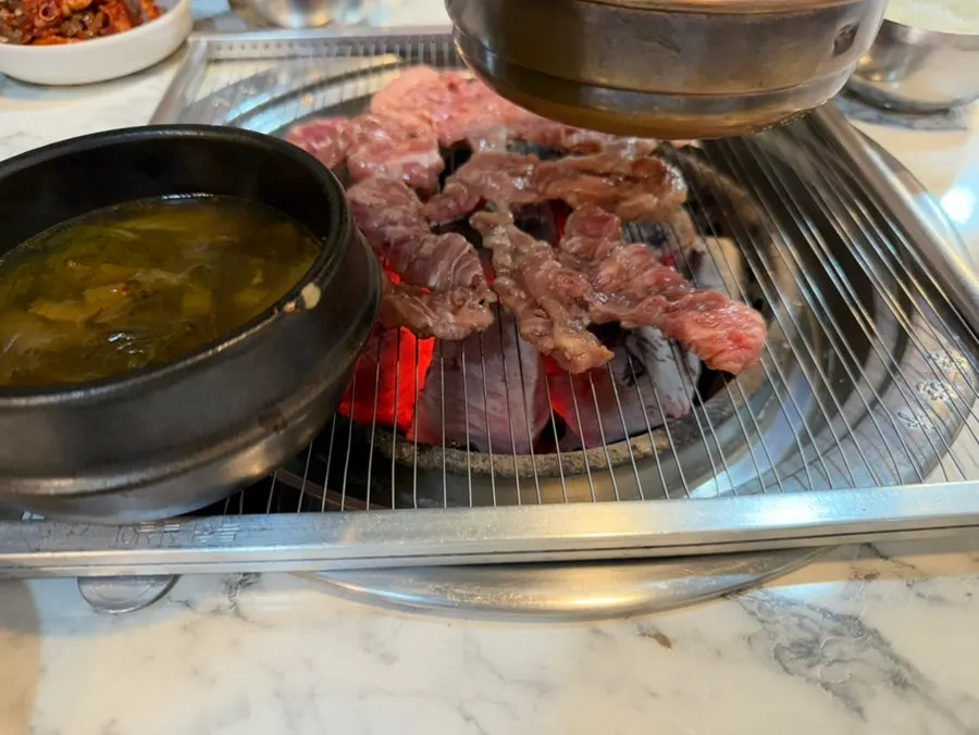 서서갈비와 돼지갈비 주문 상차림