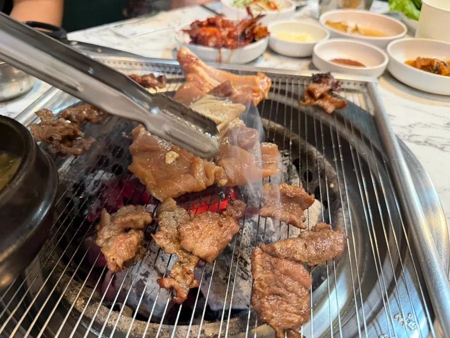 불판 위 서서갈비와 돼지갈비 비교