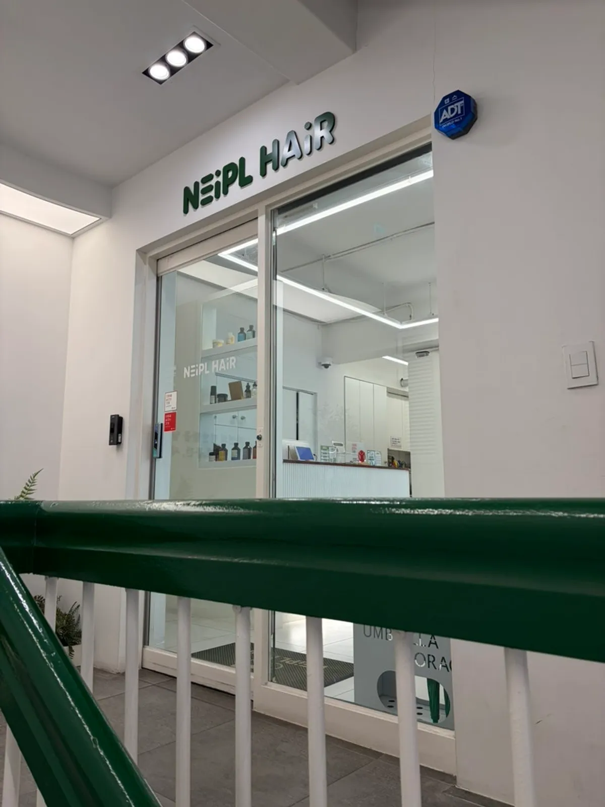 Entrance of Maple Hair Gwangmyeong Sageori Station Branch on the 2nd floor