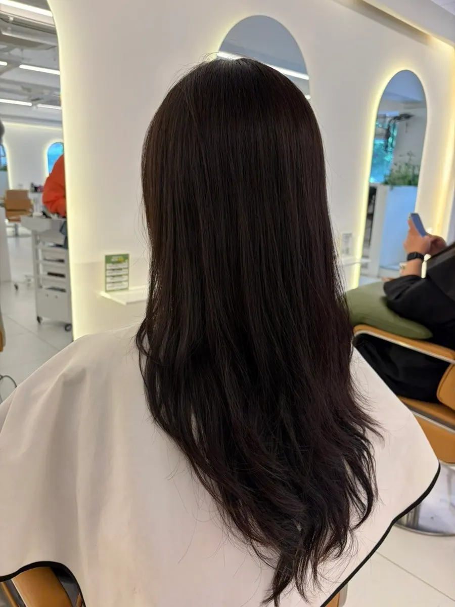 Side view of mid-length hair before layering