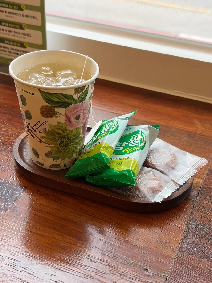 Chapssal seongwa and Samlip yakgwa snacks served while waiting